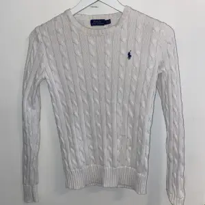 Helt ny & oanvänd ribbstickad Ralph Lauren tröja. Säljer då den aldrig kom till användning. Storlek XS men passar även S. 🌸
