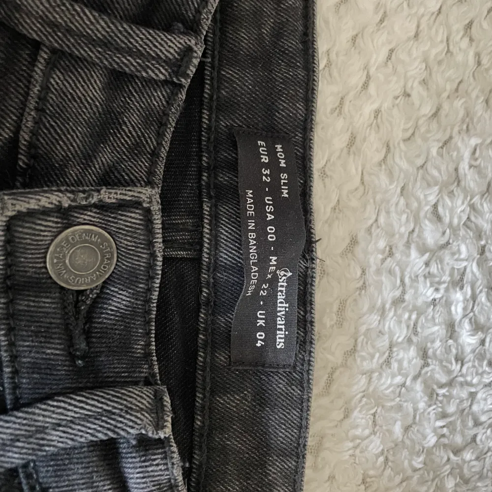 Snygga jeans från stradivarius i en urtvättad svart färg 🖤. Jeans & Byxor.