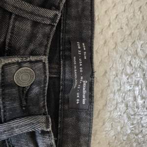 Snygga jeans från stradivarius i en urtvättad svart färg 🖤