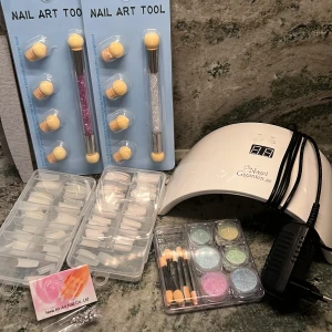 💅🏼Nagel-kit💅🏼 - Nagel-kittet inkluderar LED/UV lampa, två paket nageltippar, två nail art tools, glitter pulver med borstar, nagelstenar och en nagelfil. Köparen står för frakt! 💅🏼