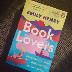 Book Lovers av Emily Henry  - Boken "Book Lovers" av Emily Henry! Fick som del av ett bookbox-set men har redan. Mycket bra skick, inte läst! Nypris för 119kr, säljer för 50! :)) Köper du båda mina Emily Henry-böcker får du båda för 90kr!