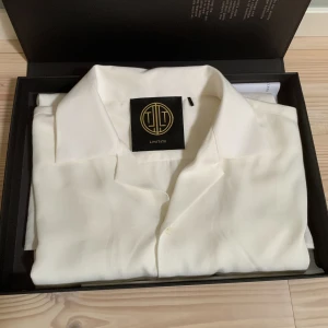 Limitato shirt - Skitsnygg long sleeve shirt från Limitato köpt på NK i Göteborg. Stl.-S, knappt använd Original pris 2200kr - tags finns Tvättad och förberedd vid köp