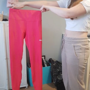 Träningsbyxor stronger - Dom är inte lika knall rosa i verkligheten, stroger, oanvönda, ordinarie pris 900 säljer för 200