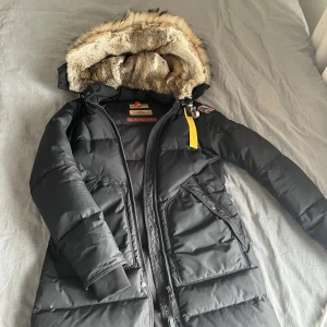 Vinterjacka  - Säljer min Parajumper long bear, köpt från BestSecret! Säljer då den ej kommer till användning längre. Endast använd en vinter. Ny pris: 6 300kr🤍
