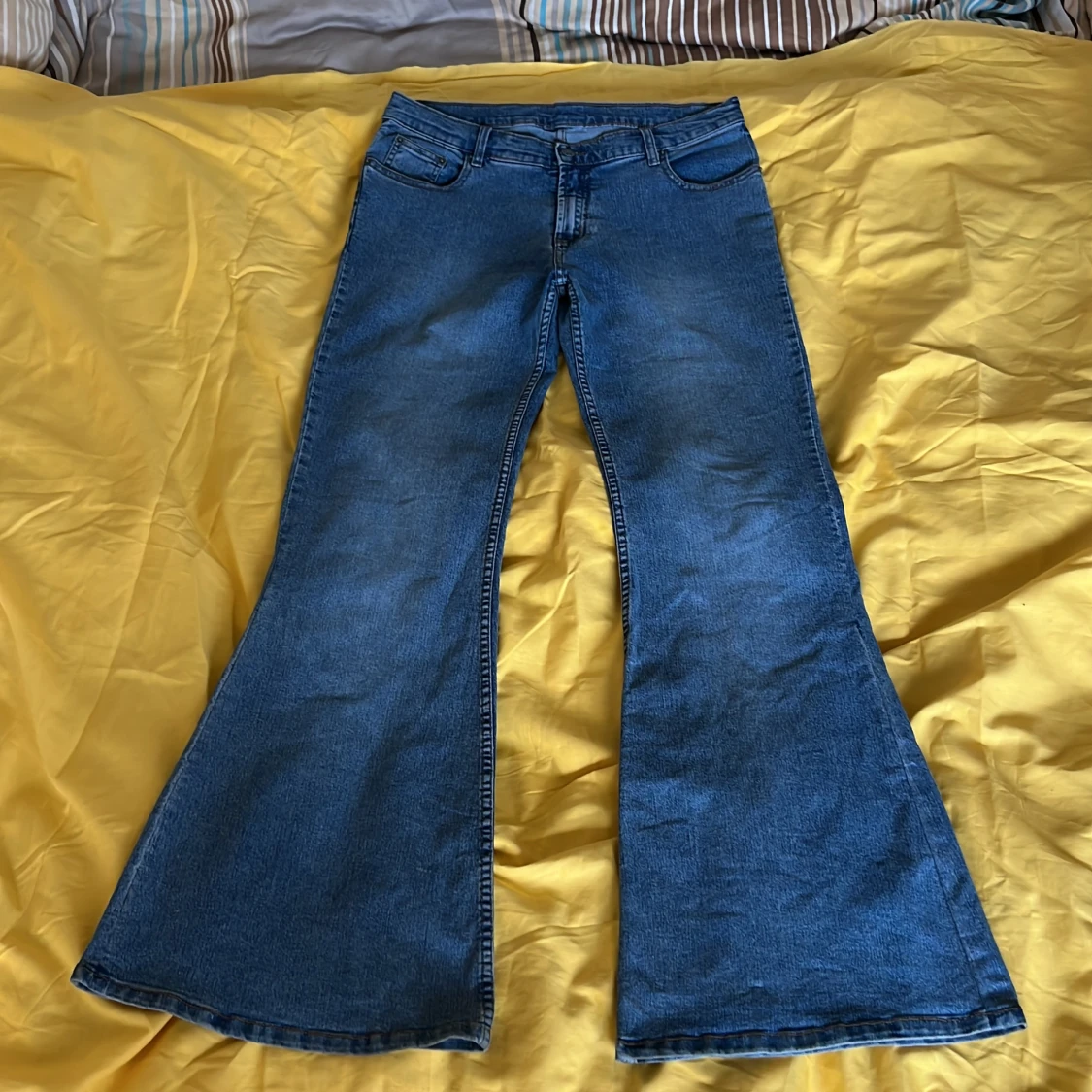 Bootcut byxor med låg midja