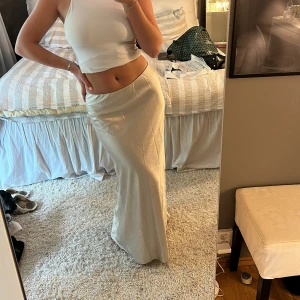 Maxikjol i silke - Lågmidjad maxikjol i silke som är helt oanvänd från Gina Tricot. Köpt för 399kr säljer för 180kr. Jag är 165 o den går hela vägen ner i marken🩷 köp via ”köp direkt”