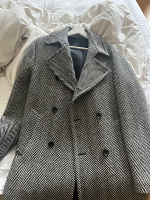 Rock/Kappa från Oscar Jacobson  - Från Oscar Jacobson i grå/svart fiskbensmönster. Storlek Medium | 48