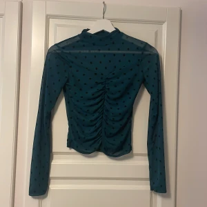 Mörkgrön mesh topp bershka - Nästintill oanvänd topp från bershka. Nypris 400:-, säljer pga rensar ut garderoben💕