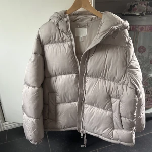 Vinterjacka - Den klassiska vinterjackan från Hm i en super fin beige färg. Något stor och fluffig men super fin! Har dock inte fått användning för den vilket har resulterat i att den ENDAST är använd EN gång!!🥰 Ord pris 499kr 