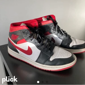 Röda jordans - Fina jordans, säljer för att jag inte använder längre. Lite creasade men annars fortfarande fina. Storlek 43