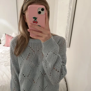 Stickad tröja med söta detaljer - Tunnt stickad tröja med detaljer. Inga fläckar eller hål. Så gullig, men får inte användning för den💌 