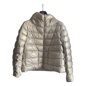 Herno jacka  - Så snygg jacka från herno, stl 40 i italiensk storlek (som en S). Guld beige i färgen. 