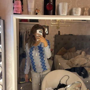 blus - En super söt blus från green coast i storlek M men liten i storleken så passar xs och s. Aldrig använd så därför i super skick!💙