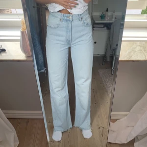 Zara jeans - Jeans från zara i strl 36 men sitter som 34. Jeansen kan klippas efter längd. 