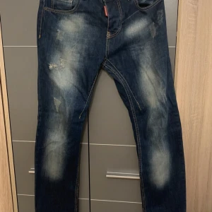 Dsquared2 Jeans  - Dsquared2 Jeans. W33. Använda 2 gånger. Fint skick. Ytterbenslängd 106cm. Midja 41cm.