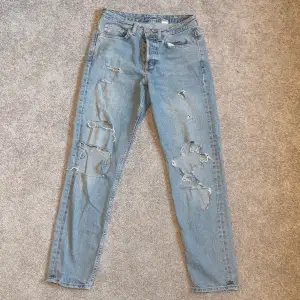 Supersnygga boyfriend jeans med slitningar. De är low waist och i storlek 24. Använda men i bra skick. 