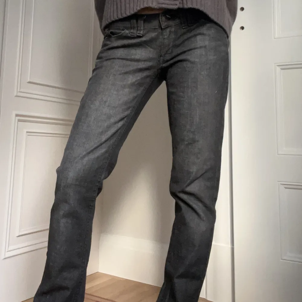 Så snygga low waist jeans med coola detaljer på fickan. Perfekta grå jeans till hösten!! . Jeans & Byxor.
