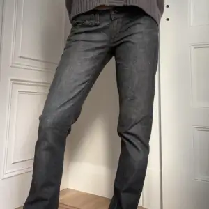 Så snygga low waist jeans med coola detaljer på fickan. Perfekta grå jeans till hösten!! 