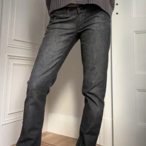 De perfekta gråa jeansen  - Så snygga low waist jeans med coola detaljer på fickan. Perfekta grå jeans till hösten!! 