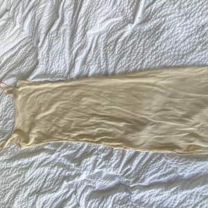 En lång klänning med slit i storlek 32 