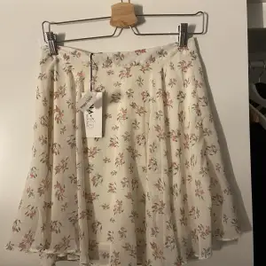 Somrig kjol från NA-KD i strl 36, oanvänd och lappen kvar! 🥰