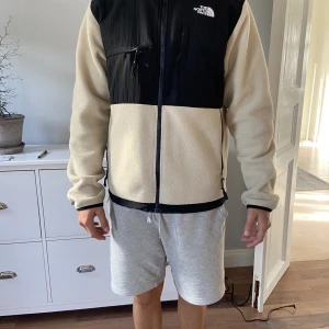 North face jacka  - Tja, nu säljer jag min North face jacka för den kommer inte till användning . Jackan är i bra skick andvänd en höst. Jackan är i storlek m passar mig som är 175 bra 