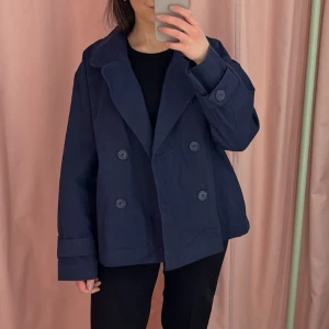 Jacka   - Intressekoll på denna otroliga höstjackan från MONKI. Inköpt i vintras och har aldrig kommit till användning. Strl S 🤎