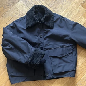 Jacka från & other stories - Storlek S men lite oversized modell. I jättebra skick! Köpt förra året. Köp direkt för 250kr i appen