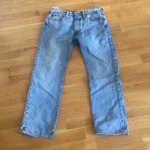 Levis 501 - Ljusblå 501or från Levis, knappt använda men har ett litet hål på högerben.