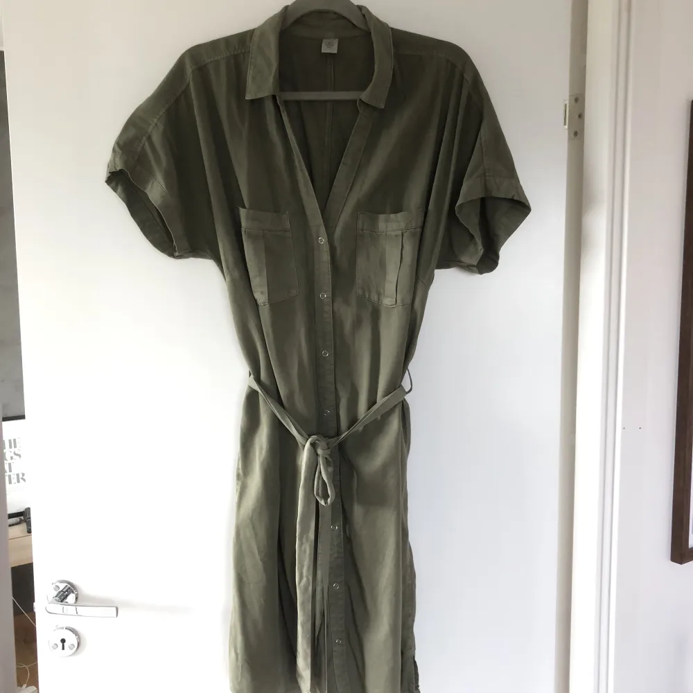 Militärgrön Skjortklänning med avtagbart skärp från H&M i storlek 38💚. Klänningar.