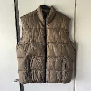 Dunväst - Snygg dunväst från pull&bear i använt skick