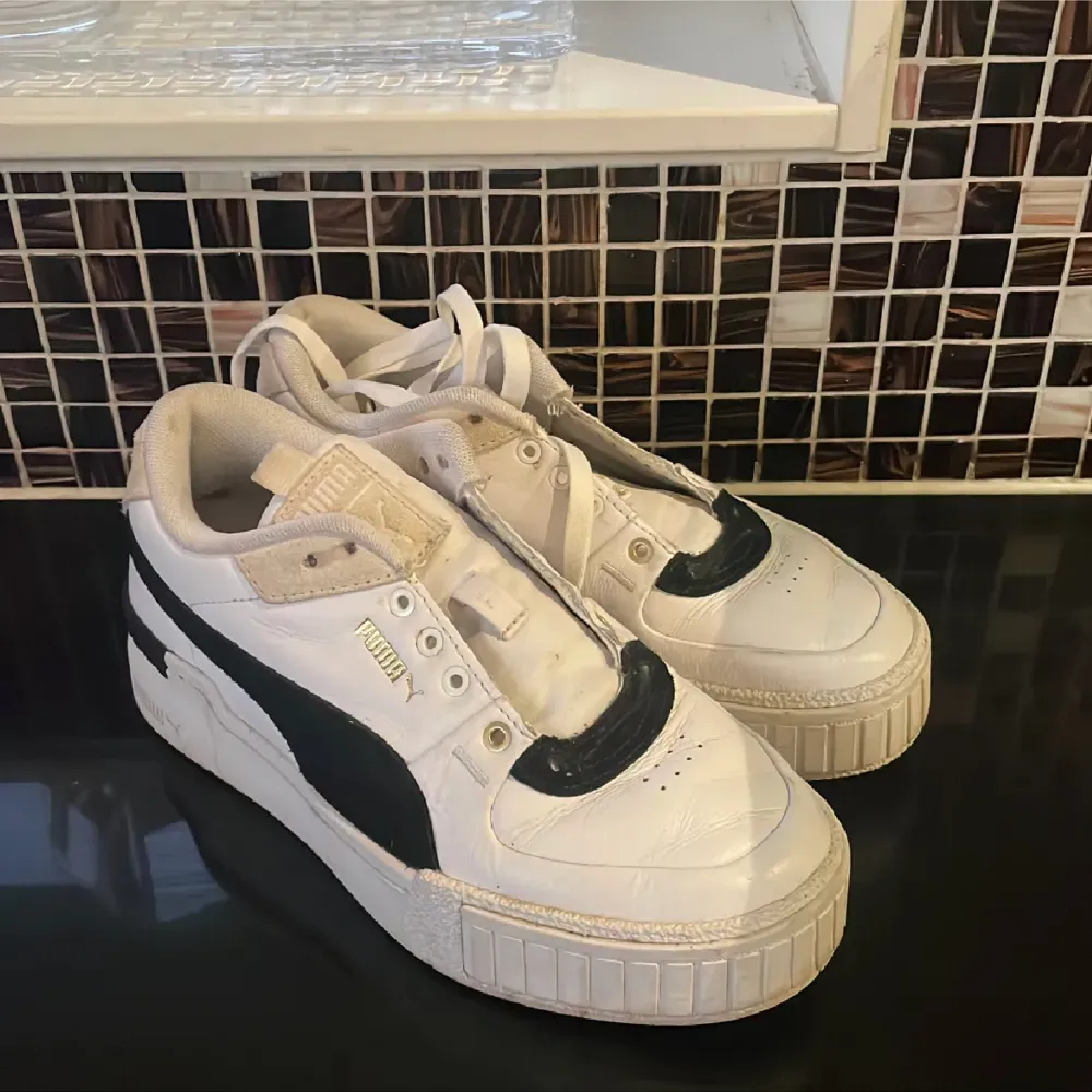 Vita puma sneakers kommer inte längre till användning, i strl 38. Skor.