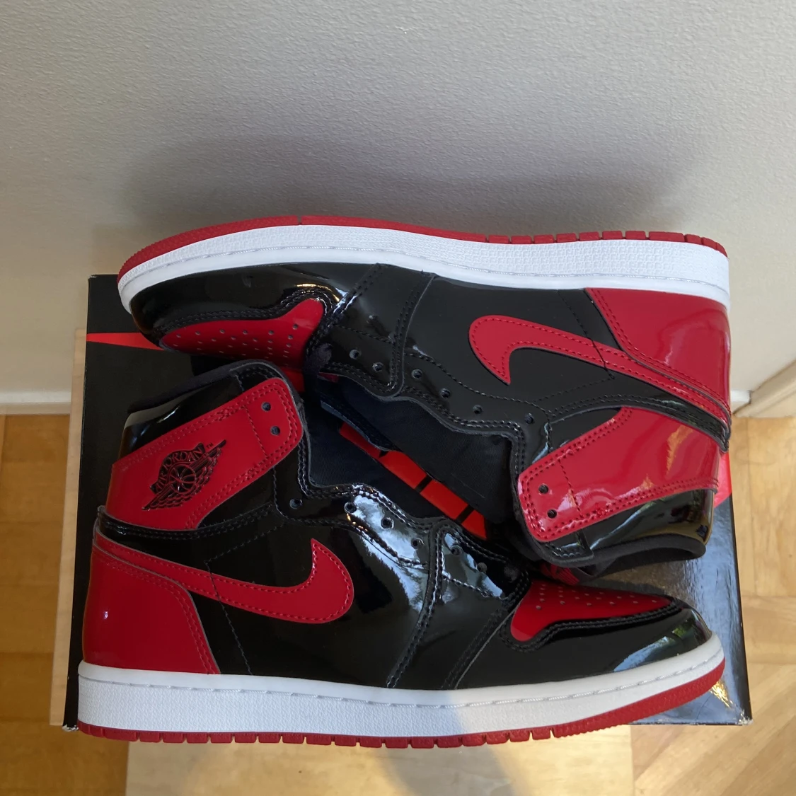 Jordan 1 high pantent bred storlek 41 - 90
