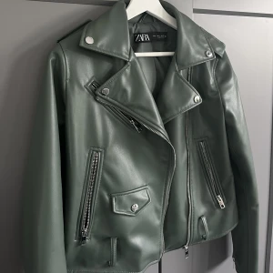 Jacka  - Super snygg jacka från zara knappt använd.