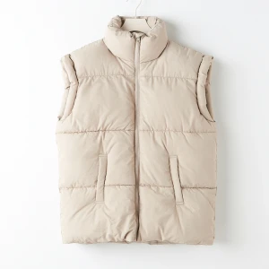 Beige väst  - Beige väst i storlek 146/152 men är extremt stor i storleken så passar mig som är S/M. Använd mycket fåtal gånger så är i nyskick. Nypris 400kr🩷