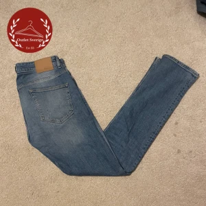 Dobber jeans  - Just nu säljer vi ett par fina Dobber jeans i färgen ljusblå, skick 9/10 Vid frågor och funderingar hör av er!!!