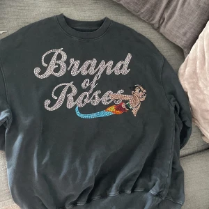 Sweetshirt - Brand of roses sweetshirt som jag nu säljer efter som den inte används längre, använd fåtal gånger Pris går att diskuteras vid en snabb affär
