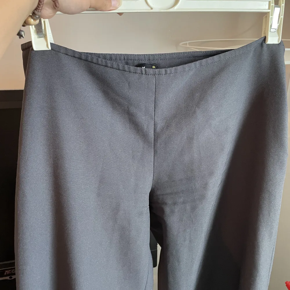 Lågmidjade kostymbyxor från only. Storlek 38 men skulle säga att de är små i storleken, inga fickor, mer grå än vad som syns på bild. Jeans & Byxor.