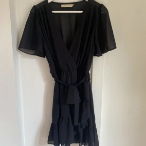Klänning  - Klänning med volanger. Köpt på Chelsea i Göteborg. Storlek xs