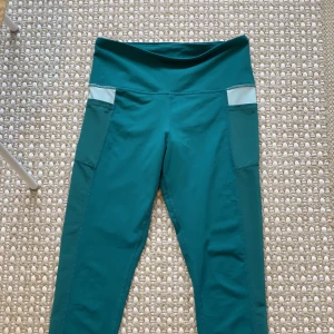 Träningstights 7/8 - Bekväma turkosa träningstights 7/8 från Hunkemöller i storlek S. Använd fåtal gånger. Säljes pga för stor.   Nypris: 399kr