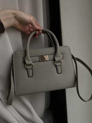 Grå vardagsväska - Perfekta vardagsväskan. Stilren och rymlig. Är i bra skick💕