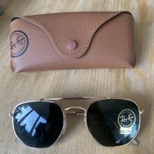 Ray Ban solglasögon  - Ray Ban solglasögon ”hexagon” guldiga Helt nya oanvända. Fodral och förpackning kommer med. 