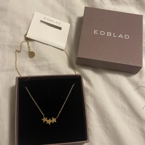 Halsband  - Jöttefint guldigt halsband som tyvärr aldrig kommit till användning💕