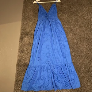 Blå klänning  - Blå klänning bohemisk stil från ginatricot säljer den då jag inte tycker den passar i min garderob 