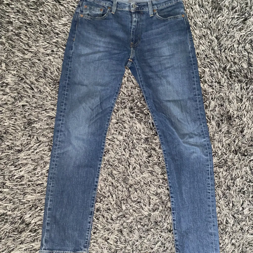 Säljer dessa snygga jeans för de inte passar mig längre. De är i bra skick med inga hål eller liknande utan endast lite slitna om något men jag har endast haft dem under en kortare period. Pris kan varieras vid snabb affär. Nypris 1100kr.. Jeans & Byxor.