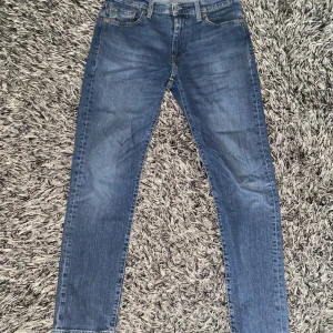 Levis jeans 502 - Säljer dessa snygga jeans för de inte passar mig längre. De är i bra skick med inga hål eller liknande utan endast lite slitna om något men jag har endast haft dem under en kortare period. Pris kan varieras vid snabb affär. Nypris 1100kr.