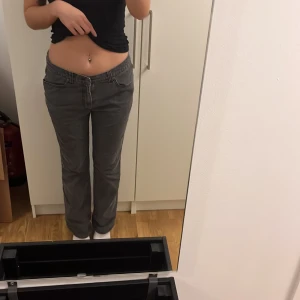 Jeans - Ett par gråsvarta jeans i storlek 38, med detaljer på bakfickorna. Lite för långa på mig som är 173, men är i övrigt lite stora för min smak det är därför de säljs. Icke använda 🩵🩵🩵