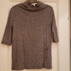 Dagmar top stl 36 - 70%viscose och 30%ull  I mycket bra skick!  Det är en tight sittande model på tröjan.