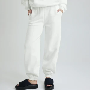 Mjukisbyxor  - ”mega joggingbyxor” från BikBok, använda en gång så inga defekter alls, bara att höra av sig för fler bilder💗 Ordinarie pris: 399kr