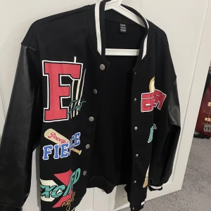 College jacka  - Svart college jacka med färgade detaljer, aldrig använd 